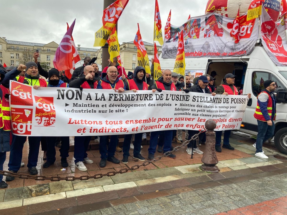 Mobilisé·es aux côtés des salarié·es de l’usine Stellantis à Poissy !